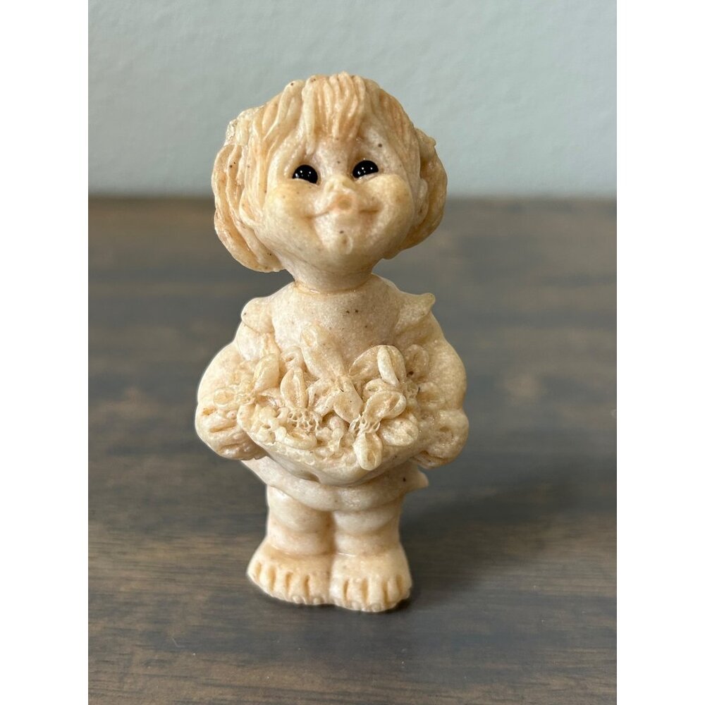 Quarry Kids Lilly A bouquet for you Second Nature Design Figurine